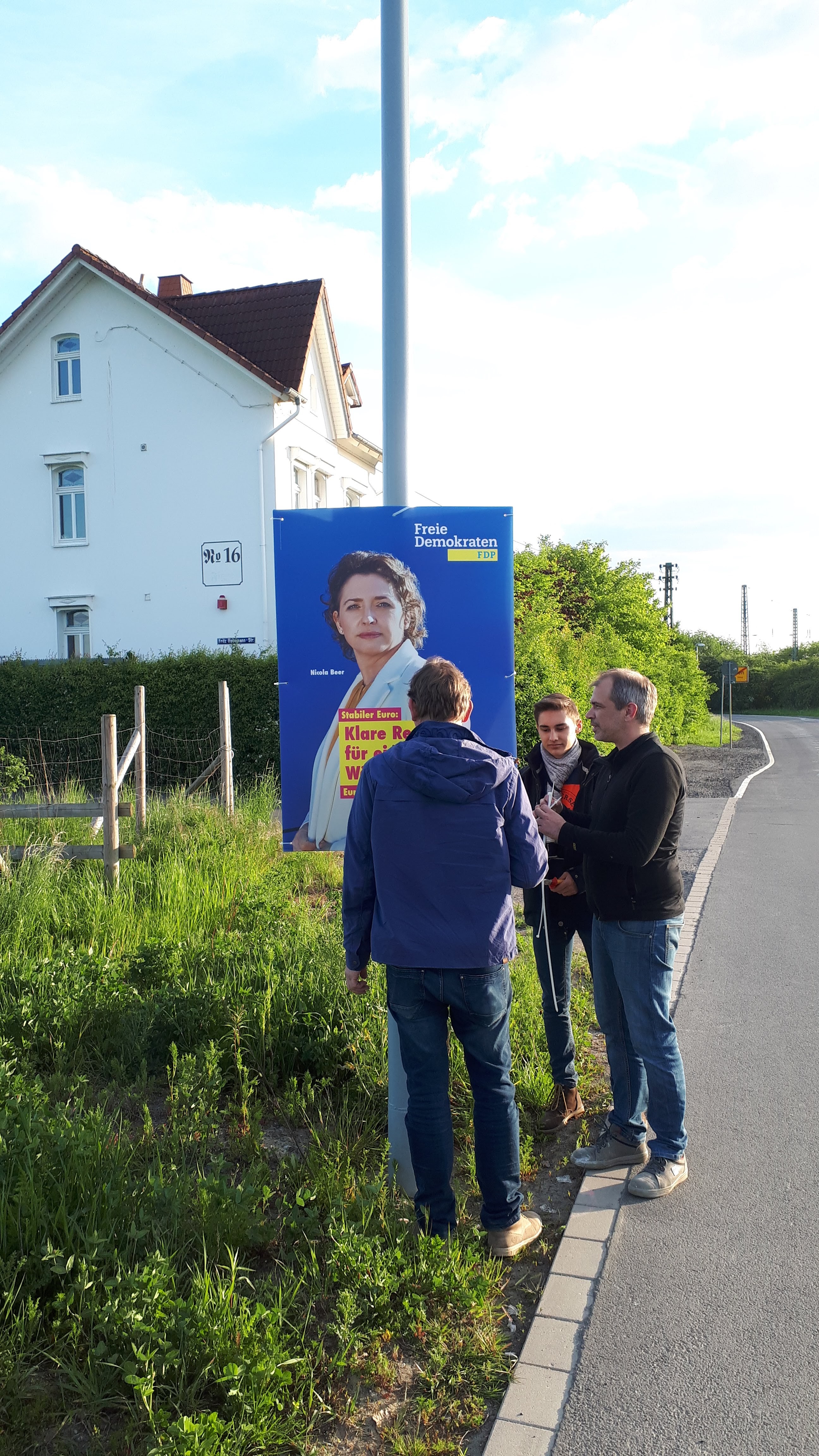 Steinkamp, Dammrose und Temp beim plakatieren in Bönen - FDP Bönen