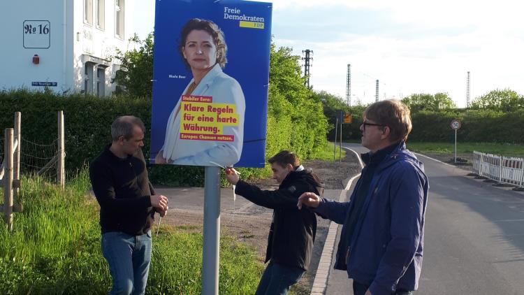 Steinkamp, Dammrose und Temp beim plakatieren in Bönen - FDP Bönen